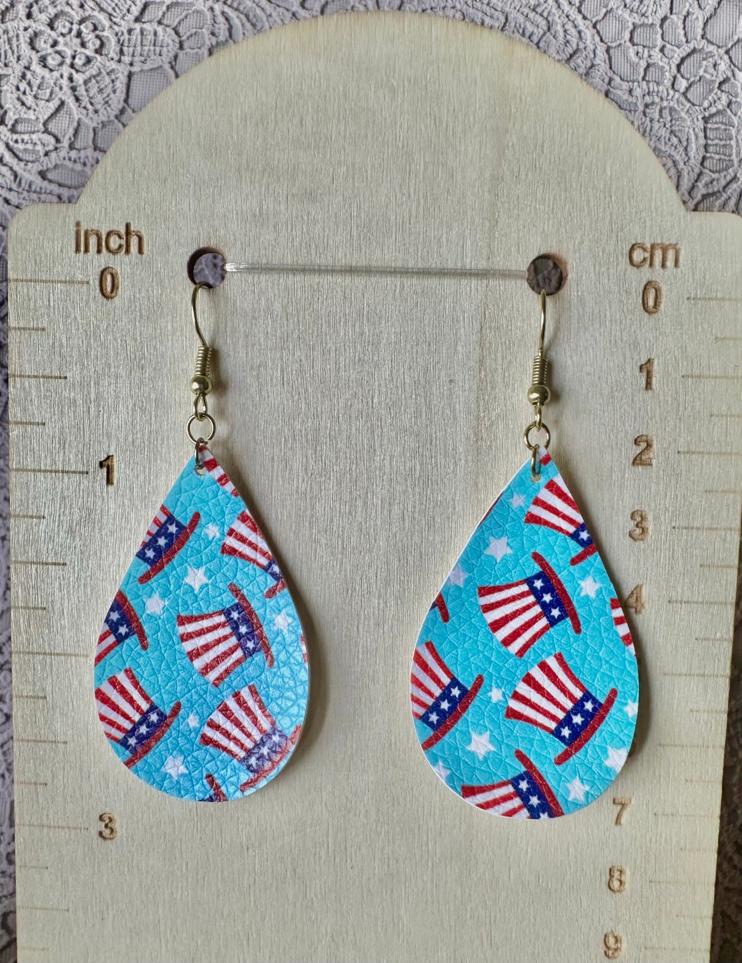 Patriotic Top Hat Faux Leather Teardrop Earrings – Light Blue with Stars